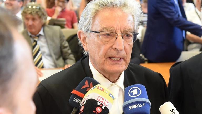 Gerhart Baum wartet am 07.07.2015 im Bundesverfassungsgericht in Karlsruhe (Baden-Württemberg) auf den Beginn der mündlichen Verhandlung zum BKA-Gesetz Gerhart Baum wartet am 07.07.2015 im Bundesverfassungsgericht in Karlsruhe (Baden-Württemberg) auf den Beginn der mündlichen Verhandlung zum BKA-Gesetz