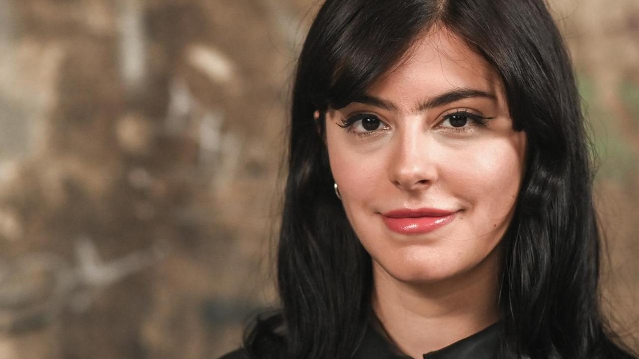 Eine junge Frau lächelt und blickt in die Kamera. Es ist die Journalistin Seyda Kurt. Eine junge Frau lächelt und blickt in die Kamera. Es ist die Journalistin Seyda Kurt.