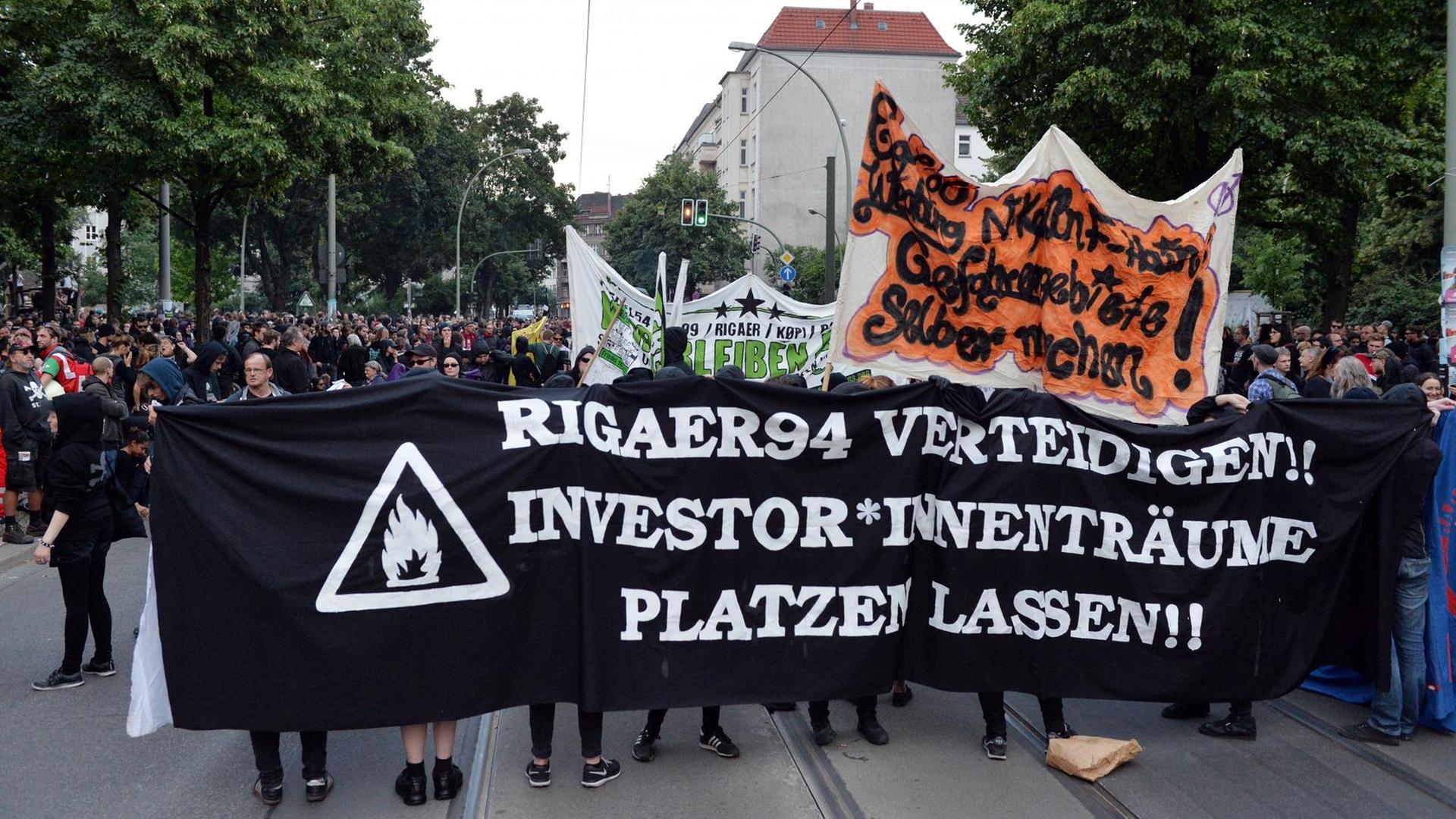 Demonstranten protestieren am 09.07.2016 in Berlin bei einer Demonstration linker und linksextremer Gruppen gegen eine Stadtumwandlung und zur Unterstützung der von Autonomen bewohnten Häuser in der Rigaer Straße. Demonstranten protestieren am 09.07.2016 in Berlin bei einer Demonstration linker und linksextremer Gruppen gegen eine Stadtumwandlung und zur Unterstützung der von Autonomen bewohnten Häuser in der Rigaer Straße.