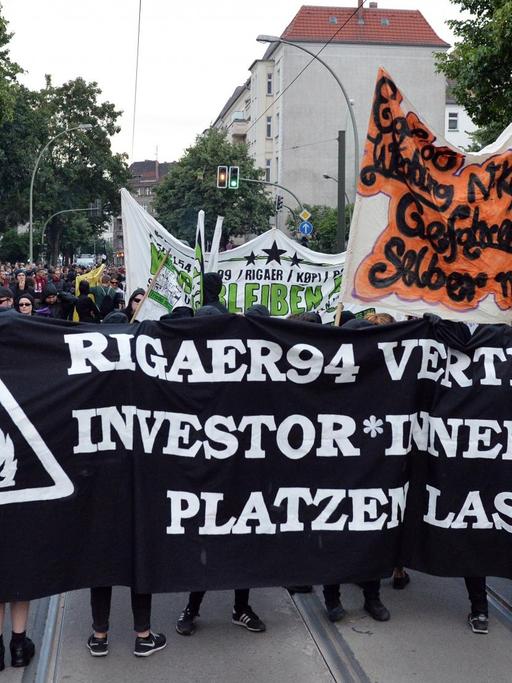 Demonstranten protestieren am 09.07.2016 in Berlin bei einer Demonstration linker und linksextremer Gruppen gegen eine Stadtumwandlung und zur Unterstützung der von Autonomen bewohnten Häuser in der Rigaer Straße.
