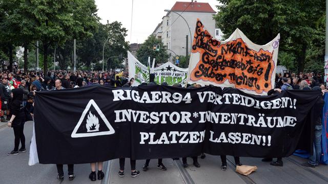 Demonstranten protestieren am 09.07.2016 in Berlin bei einer Demonstration linker und linksextremer Gruppen gegen eine Stadtumwandlung und zur Unterstützung der von Autonomen bewohnten Häuser in der Rigaer Straße.