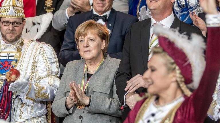 Bundeskanzlerin Angela Merkel (CDU) steht am 23.01.2018 im Kanzleramt in Berlin, beim Empfang des Bundes Deutscher Karneval und Abordnungen mit Prinzenpaaren aus den Bundesländern durch die Kanzlerin, zusammen. Bundeskanzlerin Angela Merkel (CDU) steht am 23.01.2018 im Kanzleramt in Berlin, beim Empfang des Bundes Deutscher Karneval und Abordnungen mit Prinzenpaaren aus den Bundesländern durch die Kanzlerin, zusammen.