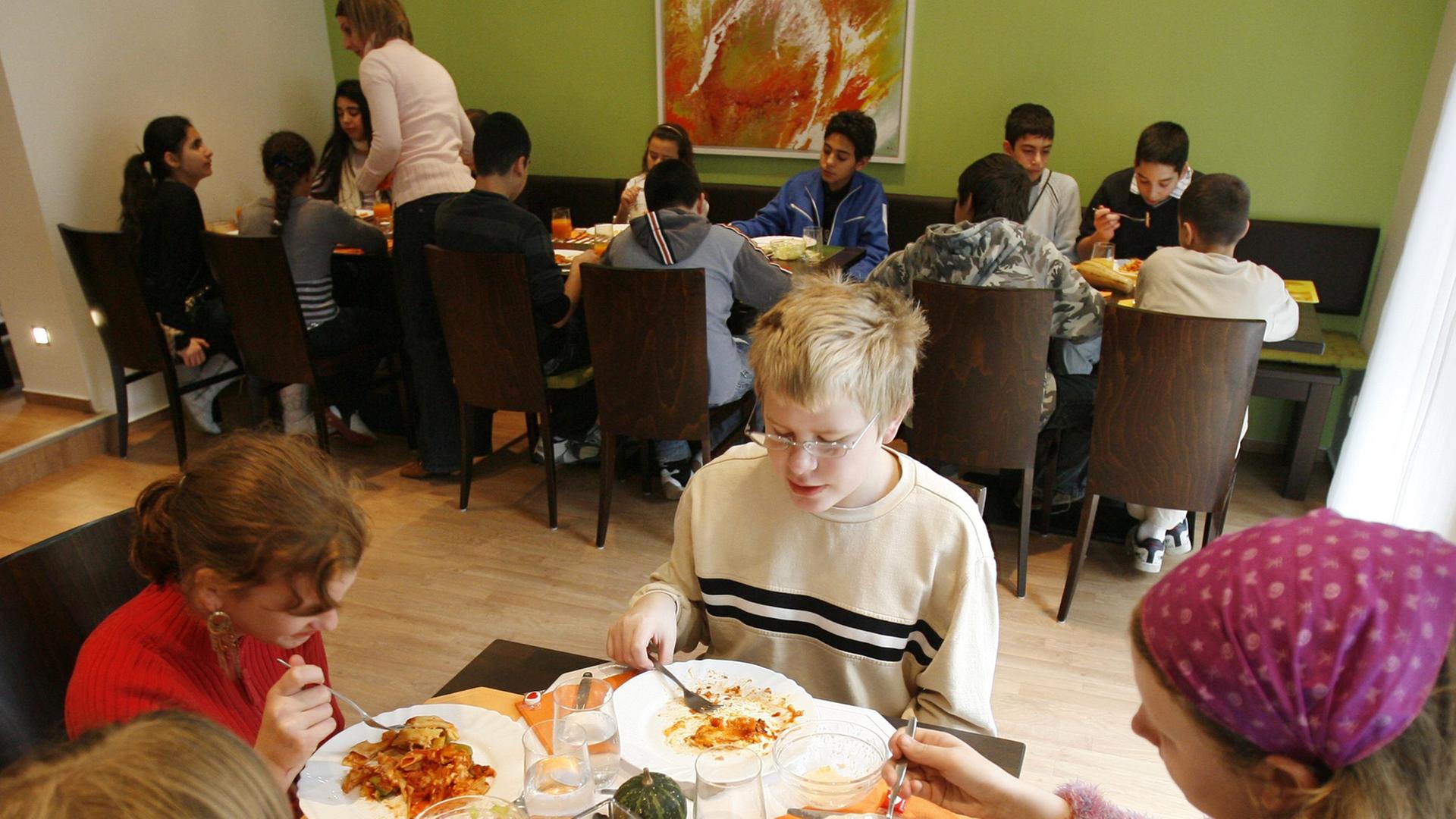 Kinder und Jugendliche essen in der Kinderküche in Hildesheim. Kinder und Jugendliche essen in der Kinderküche in Hildesheim.