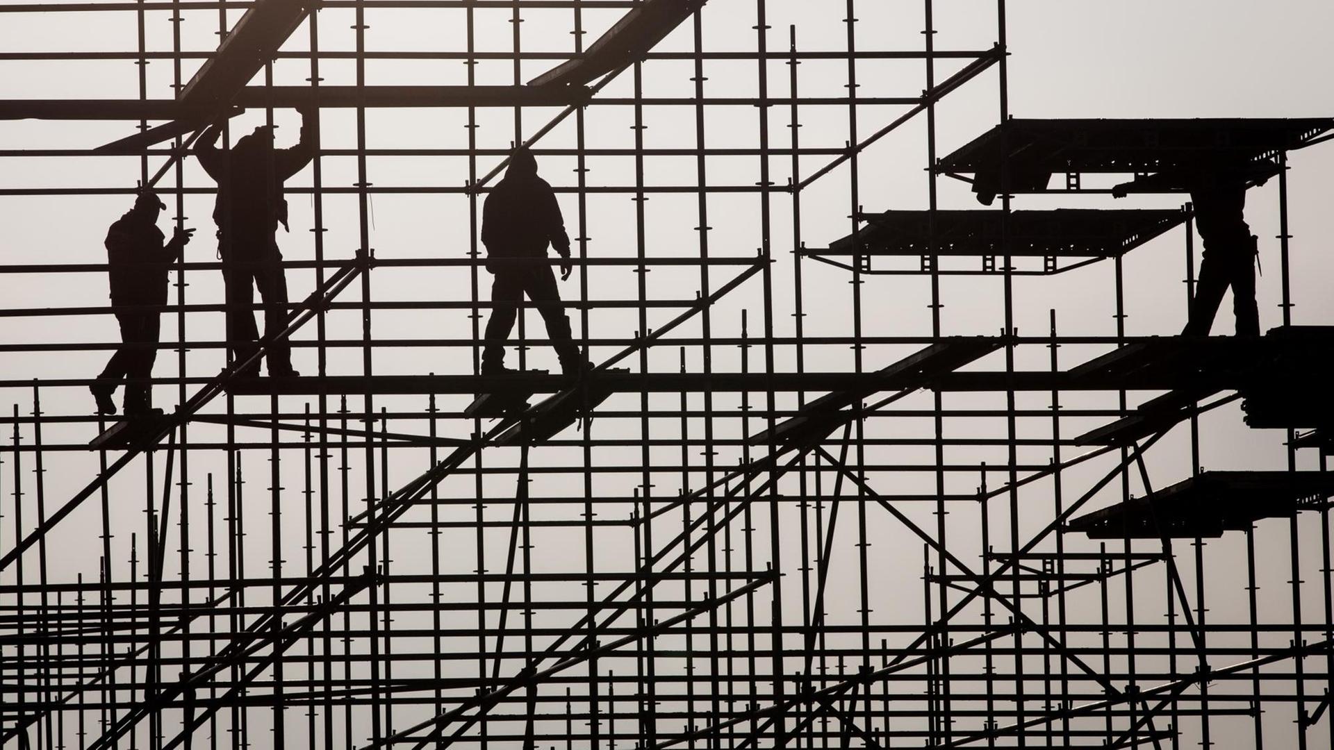 Gerüstbauer errichten in Hamburg auf einer Brückenbaustelle in der Hafencity ein Gerüst. Gerüstbauer errichten in Hamburg auf einer Brückenbaustelle in der Hafencity ein Gerüst.