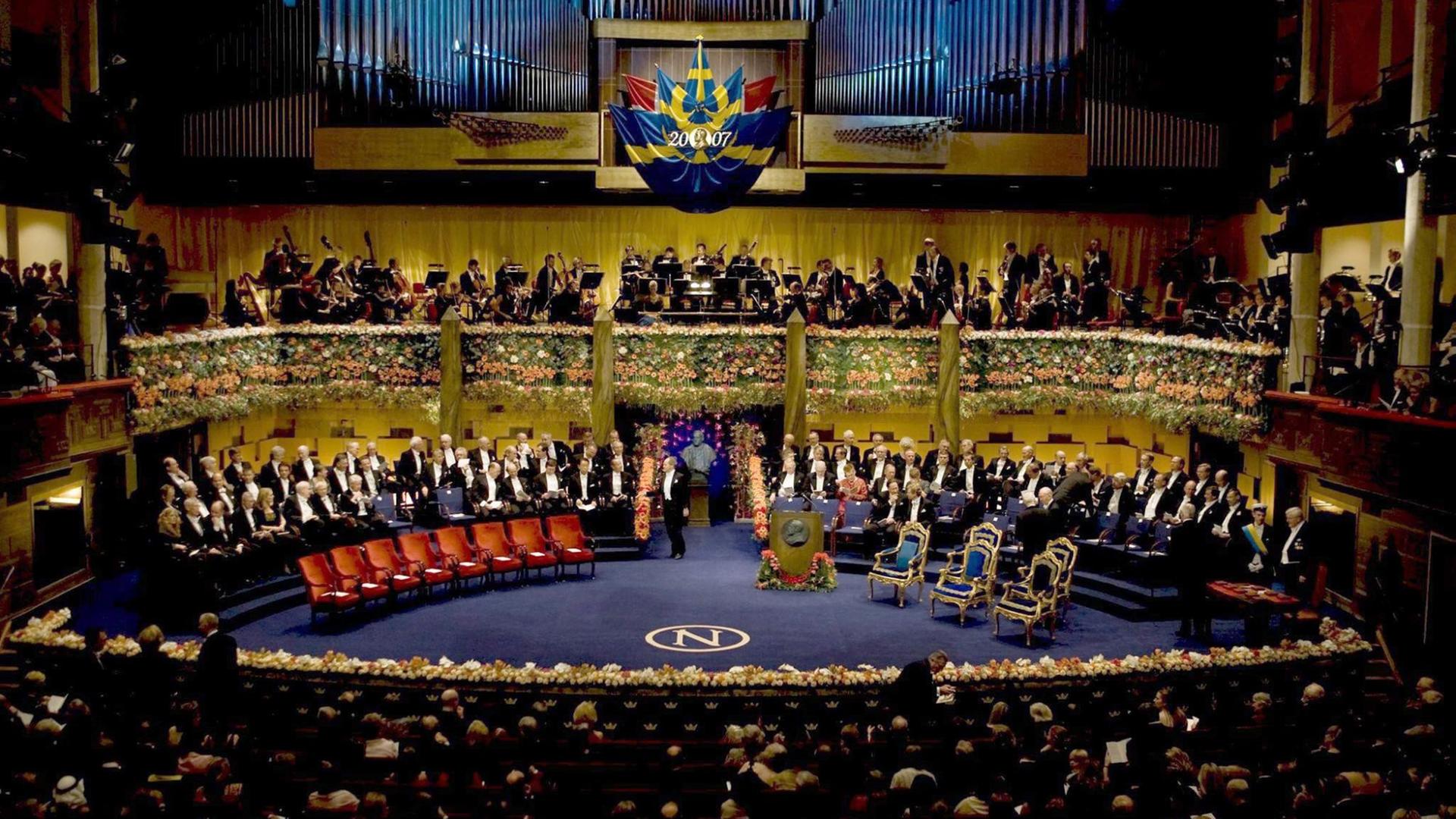 Blick von schräg oben in den Konzertsaal, in dem jedes Jahr die Nobelpreise verliehen werden. Blick von schräg oben in den Konzertsaal, in dem jedes Jahr die Nobelpreise verliehen werden.
