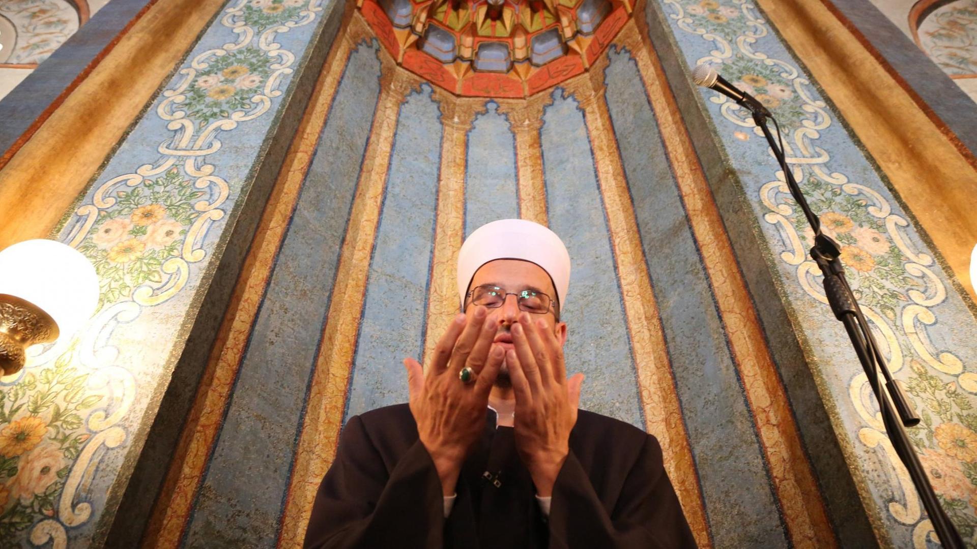 Ein Imam betet in der Sultan Fatih Moschee in Sarajevo, Bosnien-Herzegowina.