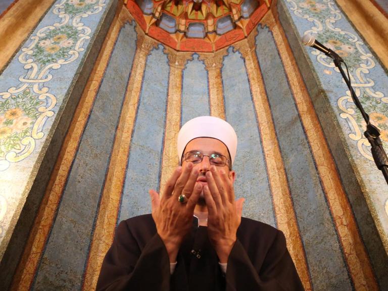 Ein Imam betet in der Sultan Fatih Moschee in Sarajevo, Bosnien-Herzegowina.