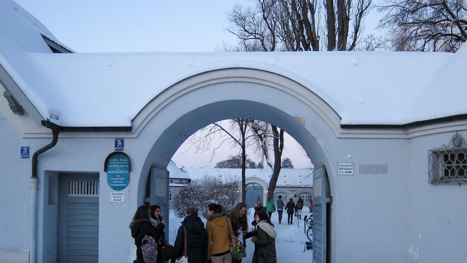 Schülerinnen unterhalten sich an einem verschneiten Dezembermorgen vor dem Maria-Ward-Gymnasium in München. Schülerinnen unterhalten sich an einem verschneiten Dezembermorgen vor dem Maria-Ward-Gymnasium in München.