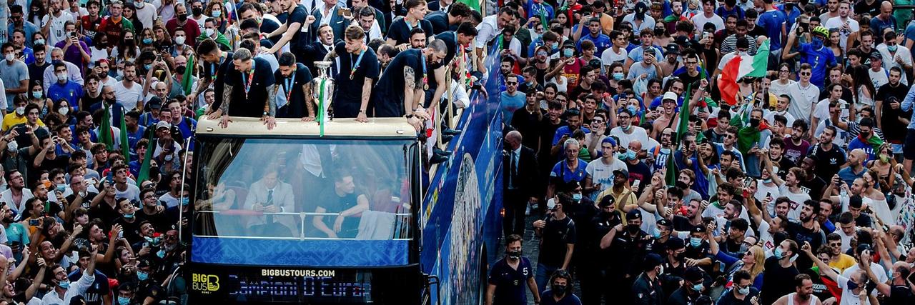 Fans jubeln den Spielern der italienischen Fußballnationalmannschaft zu, die auf dem offenen Bus ihren EM-Sieg feiern. Fans jubeln den Spielern der italienischen Fußballnationalmannschaft zu, die auf dem offenen Bus ihren EM-Sieg feiern.