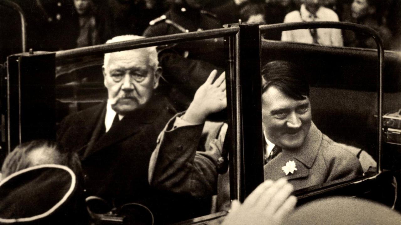 Reichspräsident von Hindenburg und Adolf Hitler, winkend in einem Auto bei einer Jugendkundgebung im Lustgarten in Berlin. Postkarte aus der Weimarer Republik. Reichspräsident von Hindenburg und Adolf Hitler, winkend in einem Auto bei einer Jugendkundgebung im Lustgarten in Berlin. Postkarte aus der Weimarer Republik.