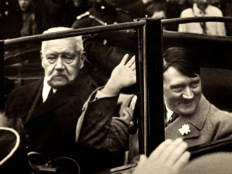 Reichspräsident von Hindenburg und Adolf Hitler, winkend in einem Auto bei einer Jugendkundgebung im Lustgarten in Berlin. Postkarte aus der Weimarer Republik.