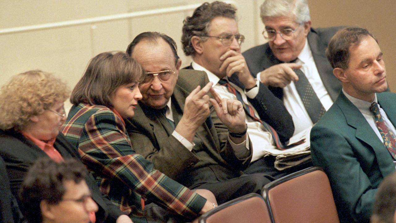 Die FDP-Politiker Sabine Leutheuser-Schnarrenberger (2.v.l), daneben (l-r)Hans-Dietrich Genscher, Gerhart Baum und Burkhard Hirsch unterhalten sich während der Asyldebatte im Deutschen Bundestag in Bonn. 