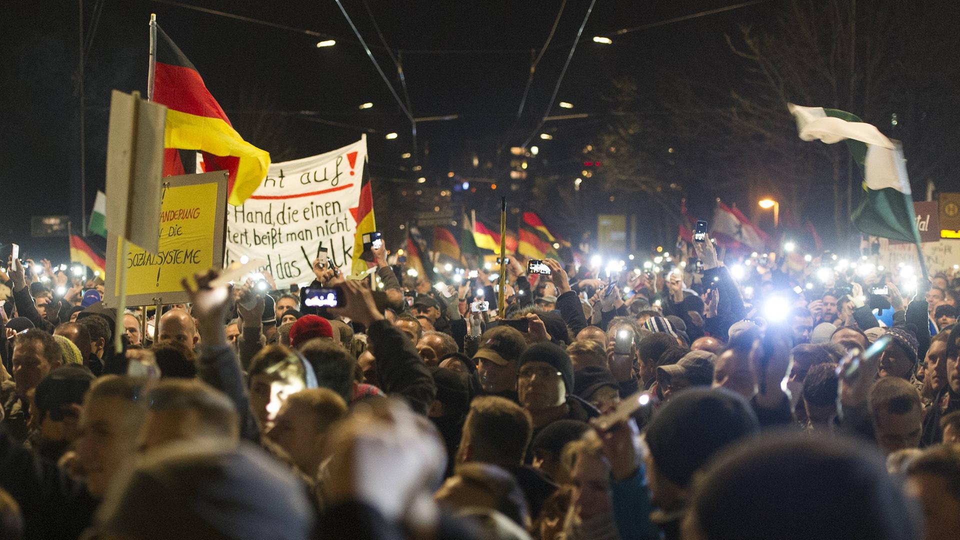 Pegida-Demo in Dresden am 15. Dezember 2014 Pegida-Demo in Dresden am 15. Dezember 2014