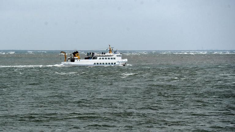 Eine Fähre fährt zur ostfriesischen Insel Baltrum in der Nordsee.