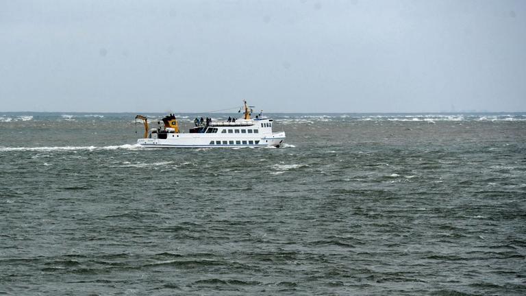 Eine Fähre fährt zur ostfriesischen Insel Baltrum in der Nordsee. Eine Fähre fährt zur ostfriesischen Insel Baltrum in der Nordsee.