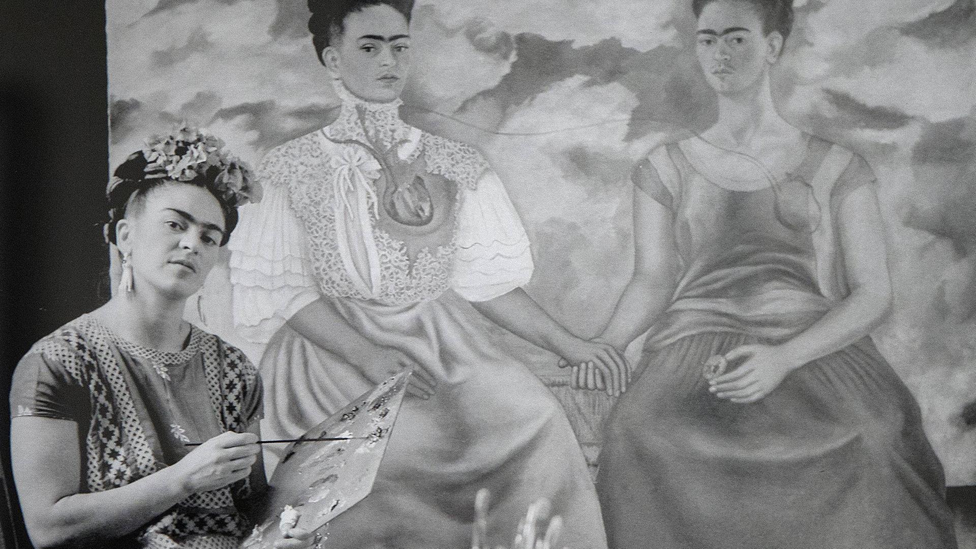 "Frida Painting The Two Fridas" Ein Foto von Nickolas Mury. "Frida Painting The Two Fridas" Ein Foto von Nickolas Mury.