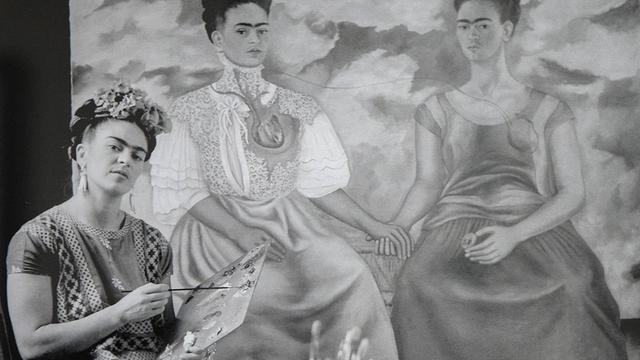 "Frida Painting The Two Fridas" Ein Foto von Nickolas Mury.