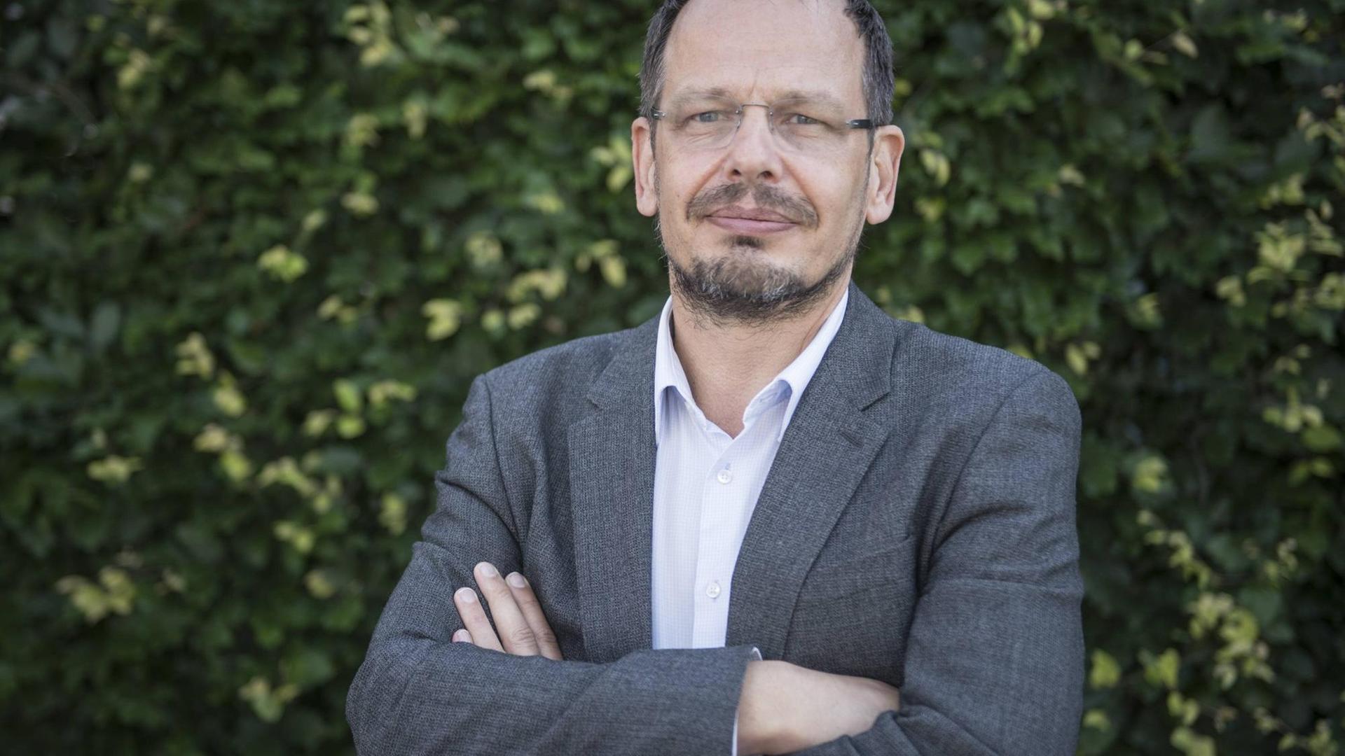 Der Journalist Hans-Joachim Seppelt posiert für ein Portrait in Berlin vor einer grünen Hecke. Der Journalist Hans-Joachim Seppelt posiert für ein Portrait in Berlin vor einer grünen Hecke.