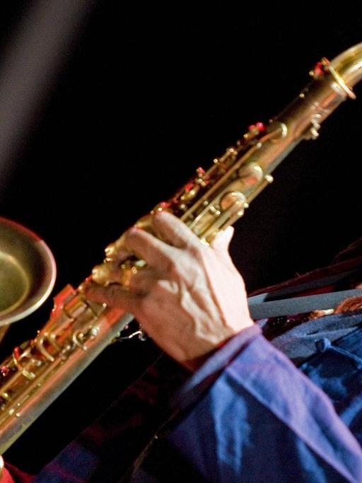 Charles Lloyd spielt das Saxophon bei einem Live-Konzert