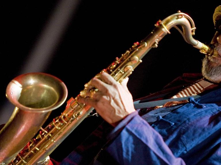 Charles Lloyd spielt das Saxophon bei einem Live-Konzert