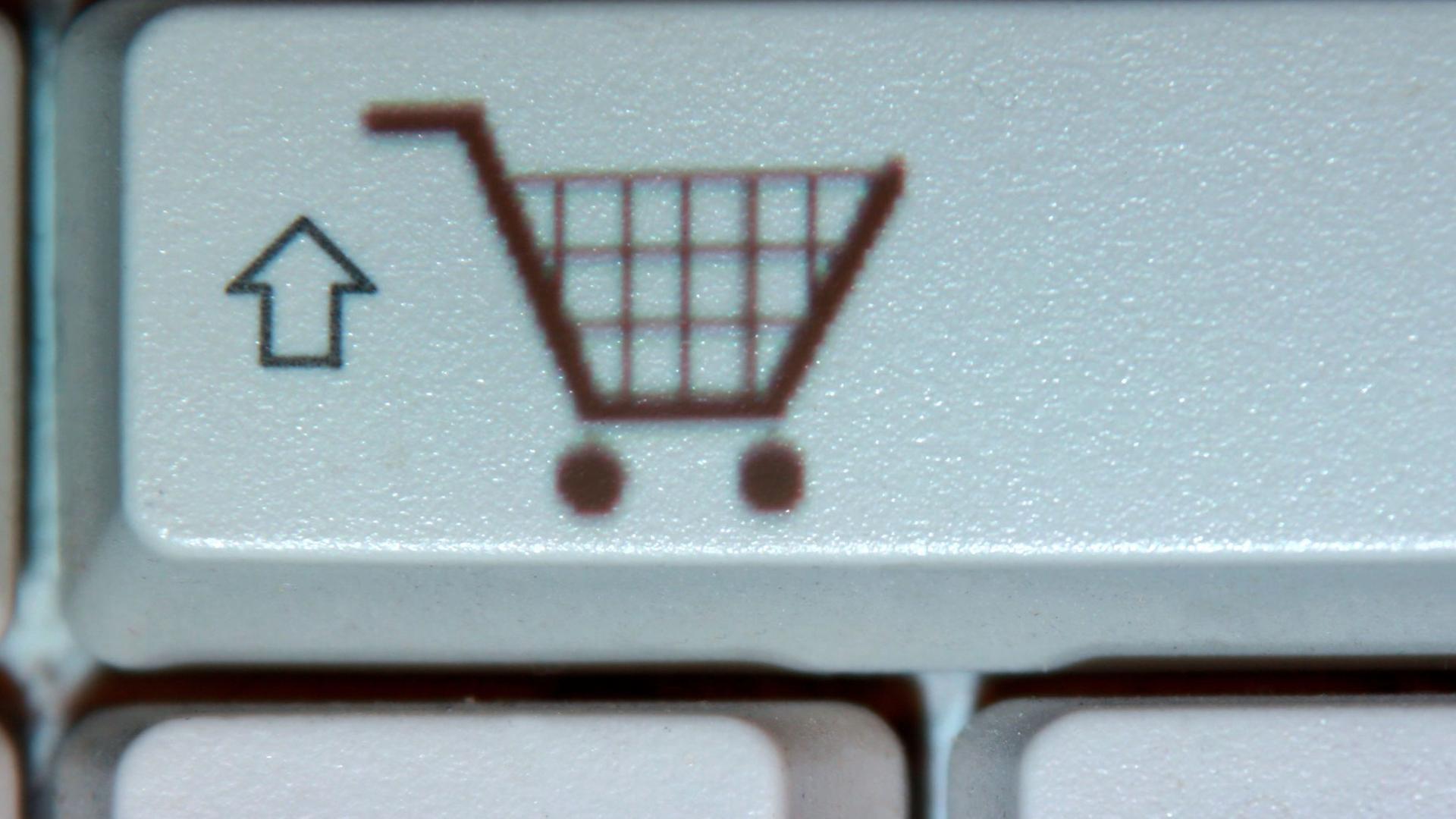 Das Symbol eines Einkaufwagens auf einer Taste einer Computertastatur Das Symbol eines Einkaufwagens auf einer Taste einer Computertastatur