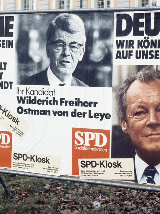Die SPD wirbt mit einem Foto von Willy Brandt und der Aussage "Deutsche wir können stolz sein auf unser Land" und "Wählt Willy Brandt" vor den Bundestagswahlen 1972 für Stimmen. Ein Plakat zeigt den SPD-Politiker Wilderich Freiherr Ostmann von der Leye.