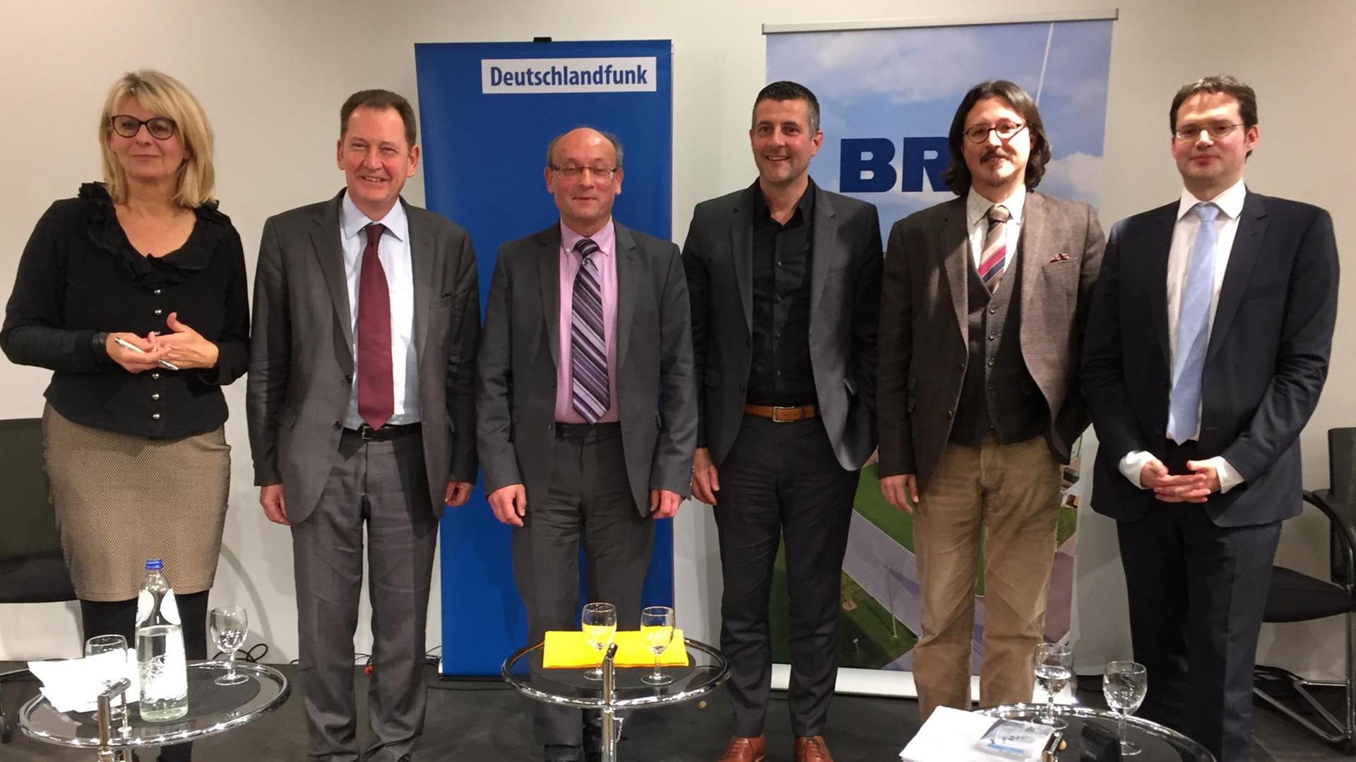 Zur Diskussion mit (v.l.n.r.) Ursula Welter (Deutschlandfunk), Sir Graham Watson (langjähriger Europaabgeordneter), Emanuel Richter (Politikwissenschaftler, RWTH Aachen), Pascal Arimont (MdEP, Fraktion der Europäischen Volkspartei EVP), David Engels (Althistoriker, Freie Universität Brüssel), Olivier Krickel (Belgischer Rundfunk) Zur Diskussion mit (v.l.n.r.) Ursula Welter (Deutschlandfunk), Sir Graham Watson (langjähriger Europaabgeordneter), Emanuel Richter (Politikwissenschaftler, RWTH Aachen), Pascal Arimont (MdEP, Fraktion der Europäischen Volkspartei EVP), David Engels (Althistoriker, Freie Universität Brüssel), Olivier Krickel (Belgischer Rundfunk)