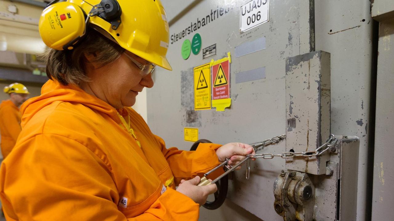 Eine Mitarbeiterin verschließt am im ehemaligen Kernkraftwerk Lingen (KKL) eine gepanzerte Tür mit einem Schloß. Eine Mitarbeiterin verschließt am im ehemaligen Kernkraftwerk Lingen (KKL) eine gepanzerte Tür mit einem Schloß.