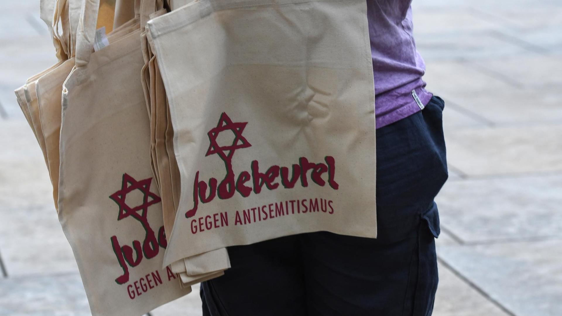 Eine Mann verteilt Einkaufsbeutel mit Davidstern und der Aufschrift: Judebeutel-Gegen Antisemitismus beim Kippa-Tag in Freiburg und der Demonstration gegen Antisemitismus, antisemitische Anfeindungen und Ausgrenzung. Eine Mann verteilt Einkaufsbeutel mit Davidstern und der Aufschrift: Judebeutel-Gegen Antisemitismus beim Kippa-Tag in Freiburg und der Demonstration gegen Antisemitismus, antisemitische Anfeindungen und Ausgrenzung.