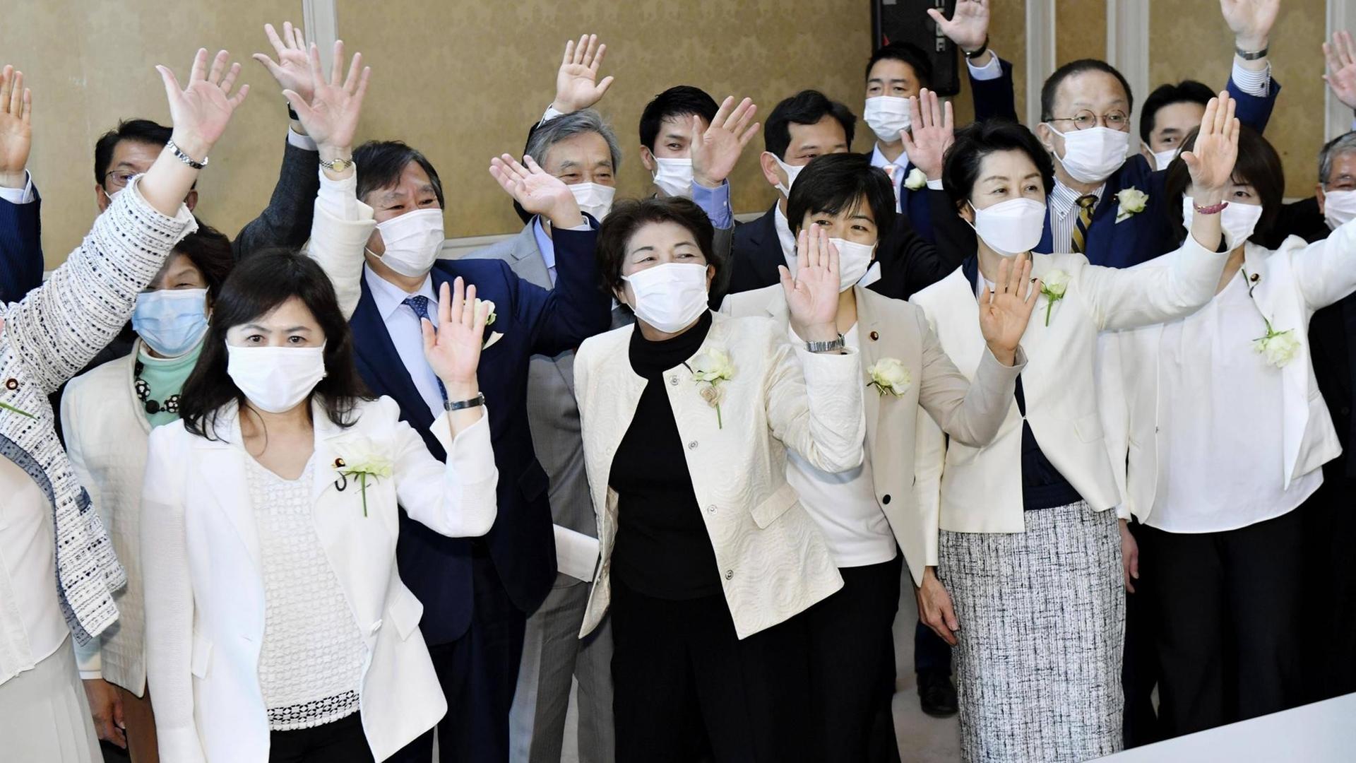 News Bilder des Tages Protest against sexist remarks by Olympic organizing boss Female opposition lawmakers wear white jackets with white roses in Tokyo on Feb. 9, 2021, as a protest against sexist remarks by Yoshiro Mori, head of the Tokyo Olympic organizing committee. PUBLICATIONxINxGERxSUIxAUTxHUNxONLY