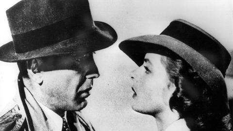 Die Schauspielerin Ingrid Bergman als Ilsa mit Humphrey Bogart als Rick in einer Szene aus dem Film "Casablanca" von 1942