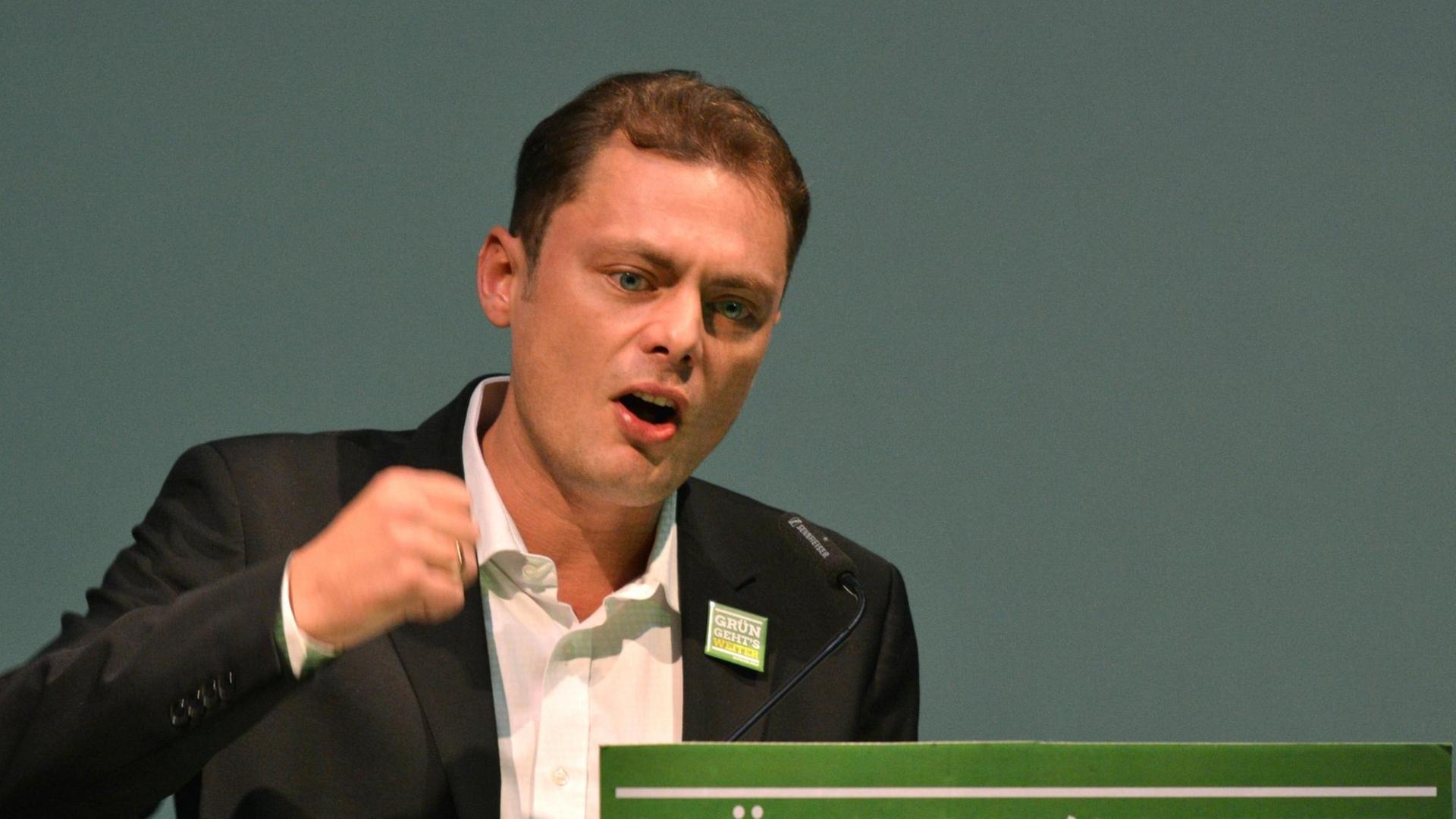 Der Grünen-Politiker Daniel Köbler auf der Landesdelegiertenversammlung in Idar-Oberstein am 28.11.2015. Der Grünen-Politiker Daniel Köbler auf der Landesdelegiertenversammlung in Idar-Oberstein am 28.11.2015.