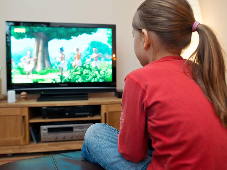 Mehr in die Röhre gucken, weniger vorgelesen bekommen: In manchen Familien Alltag. 