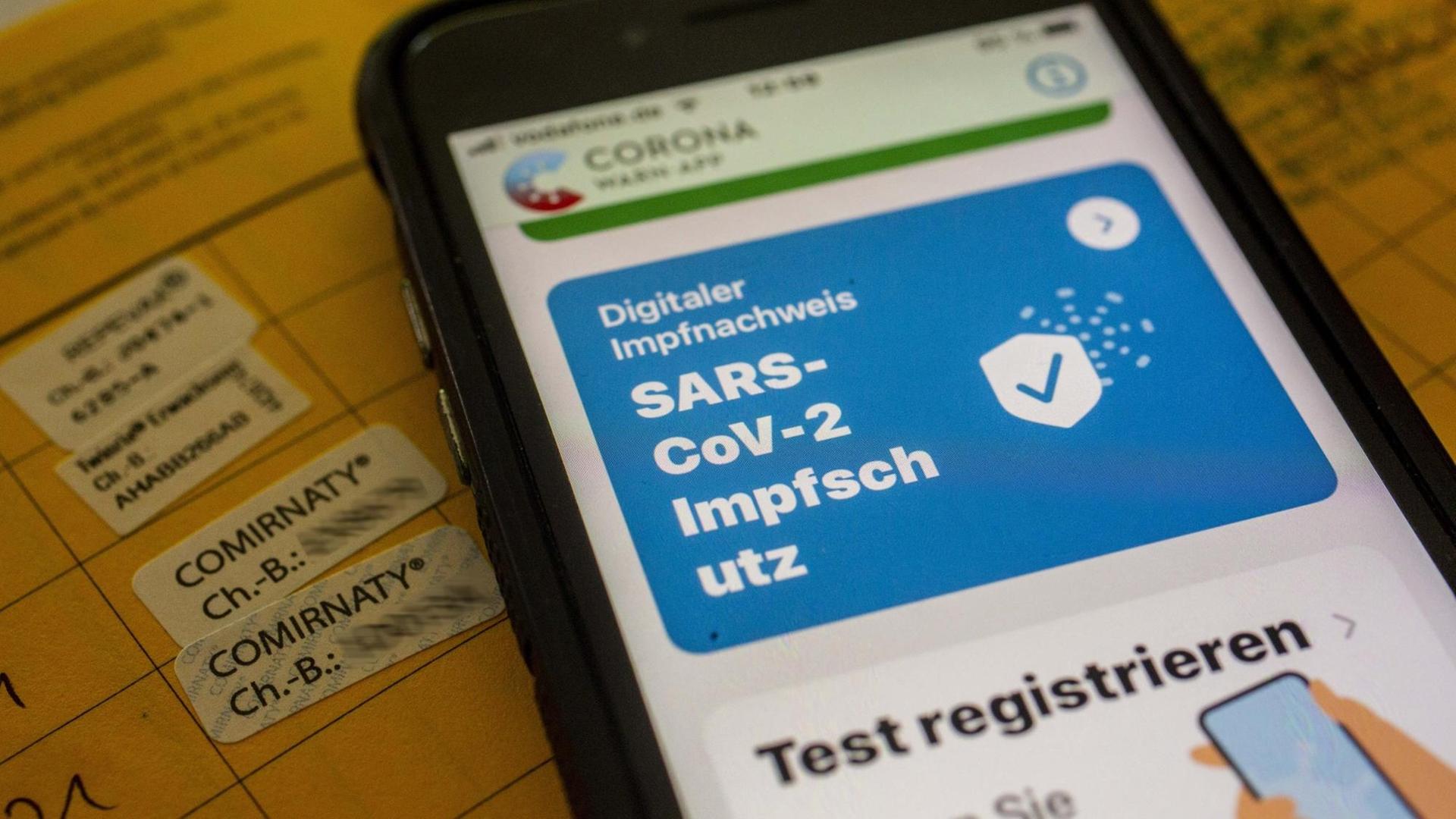 Auf dem Handy steht: Impf-Schutz Auf dem Handy steht: Impf-Schutz