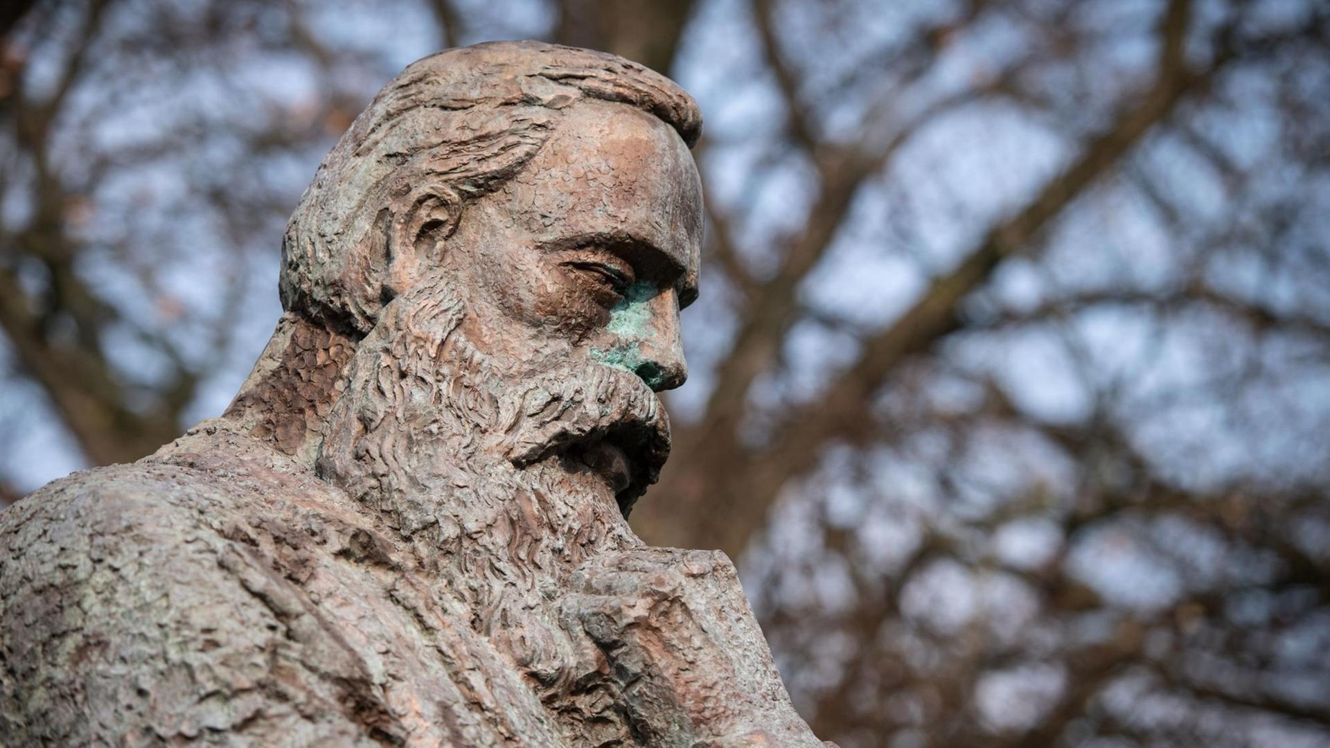Die Friedrich-Engels-Statue des chinesischen Künstlers Zeng Chenggangin. Das Denkmal ist ein Geschenk der Volksrepublik China an die Stadt Wuppertal, Engels' Geburtsstadt. Foto: Bernd Thissen/dpa | Verwendung weltweit Die Friedrich-Engels-Statue des chinesischen Künstlers Zeng Chenggangin. Das Denkmal ist ein Geschenk der Volksrepublik China an die Stadt Wuppertal, Engels' Geburtsstadt. Foto: Bernd Thissen/dpa | Verwendung weltweit