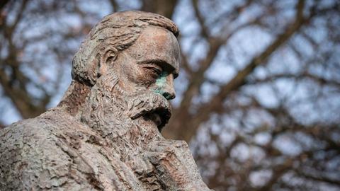 Die Friedrich-Engels-Statue des chinesischen Künstlers Zeng Chenggangin. Das Denkmal ist ein Geschenk der Volksrepublik China an die Stadt Wuppertal, Engels' Geburtsstadt. Foto: Bernd Thissen/dpa | Verwendung weltweit