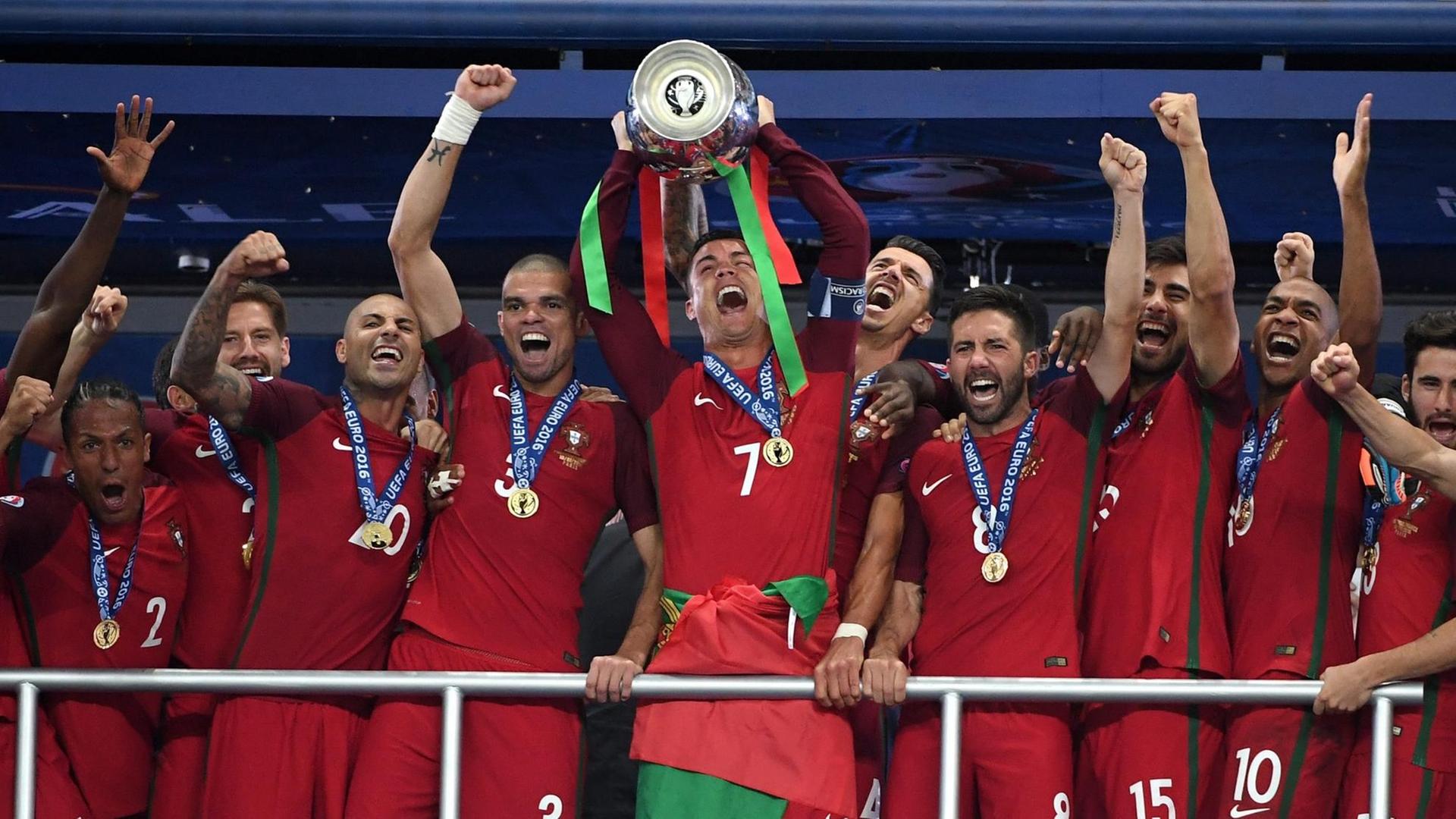 Jubelnde Portugiesen mit Pokal nach dem Sieg
