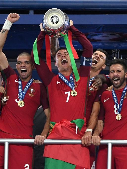 Jubelnde Portugiesen mit Pokal nach dem Sieg