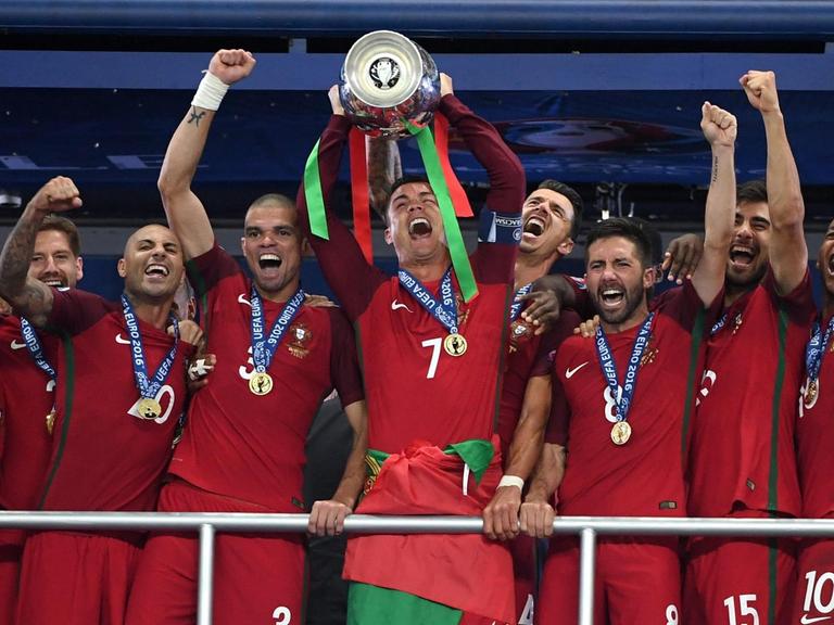 Jubelnde Portugiesen mit Pokal nach dem Sieg