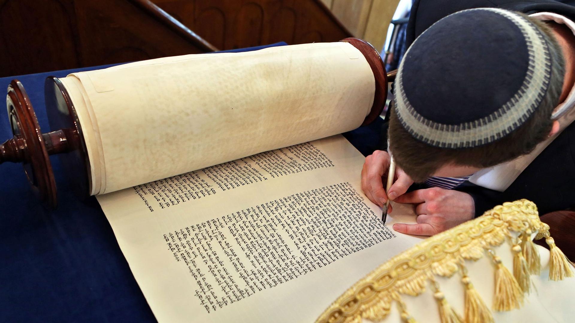 Ein Sofer schreibt die letzten Zeilen für eine neue Torarolle in der Synagoge der Jüdischen Gemeinde Halle/Saale. Ein Sofer schreibt die letzten Zeilen für eine neue Torarolle in der Synagoge der Jüdischen Gemeinde Halle/Saale.