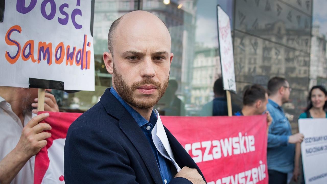 Der polnische Aktivist Jan Spiewak bei einer Demo in Warschau