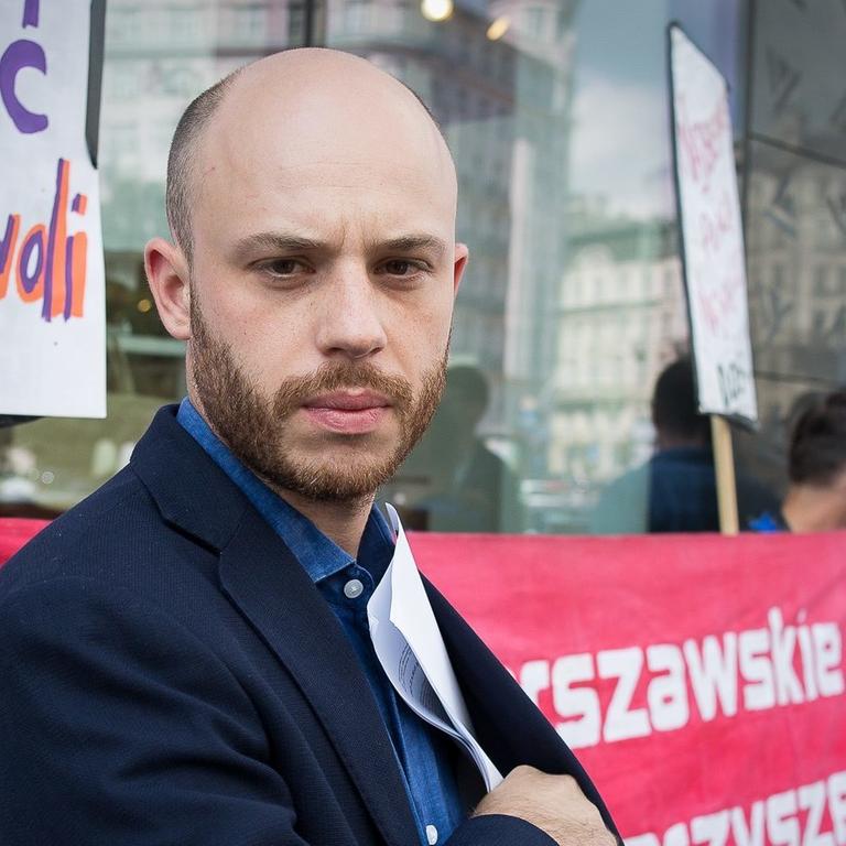 Der polnische Aktivist Jan Spiewak bei einer Demo in Warschau