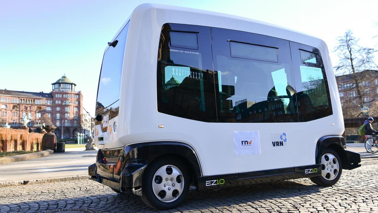 Ein Roboterbus vom Typ EZ10 fährt im Januar 2017 in Mannheim im Rahmen einer Präsentation des autonomen, selbstfahrenden Bus-Shuttles durch die Innenstadt. Ein Roboterbus vom Typ EZ10 fährt im Januar 2017 in Mannheim im Rahmen einer Präsentation des autonomen, selbstfahrenden Bus-Shuttles durch die Innenstadt.