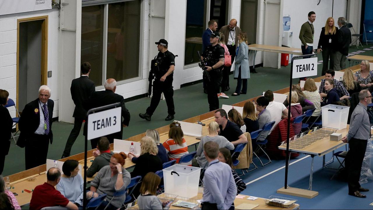 Polizisten patrouillieren am 08.06.2017 durch die Gemeindehalle in Sunderland (Großbritannien), während dort Stimmen ausgezählt werden. Die Briten wählten am 08.06.2017 ein neues Parlament. 