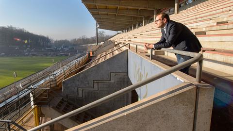 David Fischer, Geschäftsführer des 1. FC Saarbrücken, schaut am 14.12.2016 von der Gegentribüne aus nach den Bauarbeiten am Ludwigsparkstadion in Saarbrücken (Saarland). Bis das Stadion fertiggestellt ist, spielt der 1. FC Saarbrücken in Völklingen.