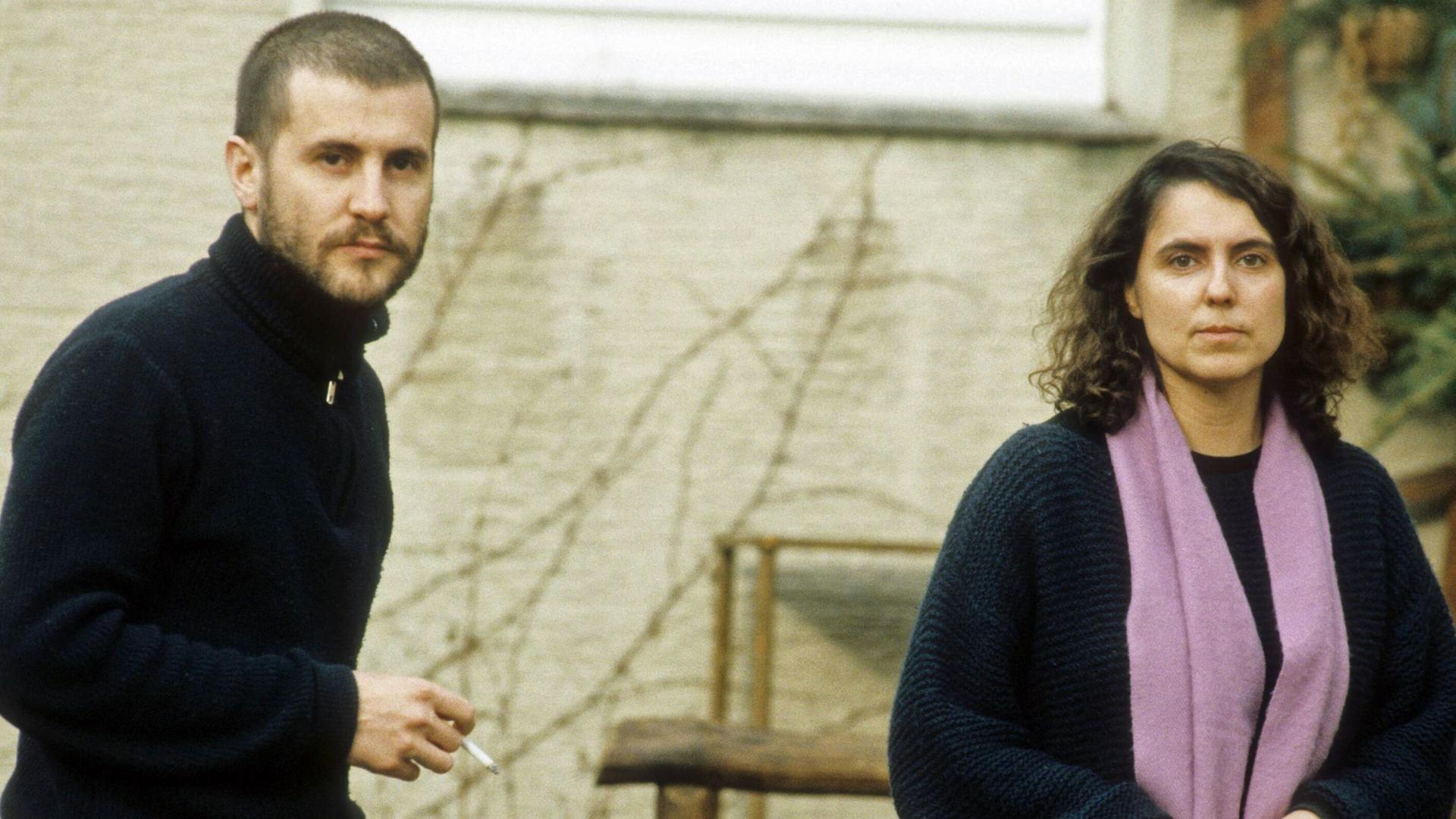 Nach ihrer Ausweisung aus der DDR: Stefan Krawczyk und dessen Ehefrau Freya Klier am 3. Februar 1988 in Bielefeld vor dem Haus des Pastors Martin Braune Nach ihrer Ausweisung aus der DDR: Stefan Krawczyk und dessen Ehefrau Freya Klier am 3. Februar 1988 in Bielefeld vor dem Haus des Pastors Martin Braune