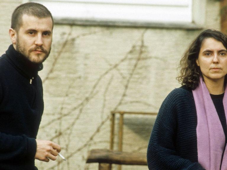 Nach ihrer Ausweisung aus der DDR: Stefan Krawczyk und dessen Ehefrau Freya Klier am 3. Februar 1988 in Bielefeld vor dem Haus des Pastors Martin Braune