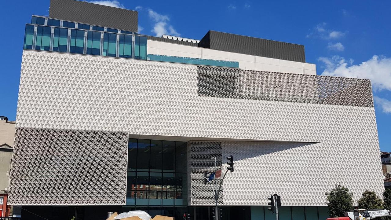 Das Arter Museum in Istanbul, eine moderne und assymetrische Fassade prägt das Erscheinungsbild des Gebäudes. Das Arter Museum in Istanbul, eine moderne und assymetrische Fassade prägt das Erscheinungsbild des Gebäudes.