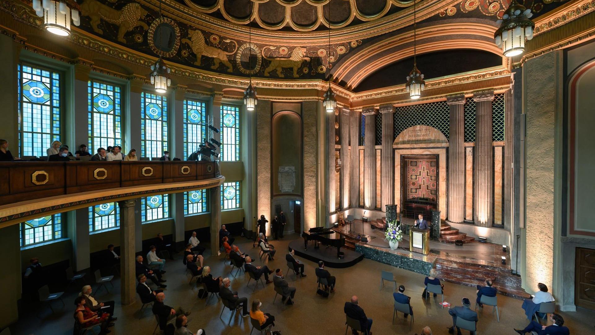 Blick in den Kuppelsaal der ehemaligen Görlitzer Synagoge während der Wiedereröffnung. Blick in den Kuppelsaal der ehemaligen Görlitzer Synagoge während der Wiedereröffnung.