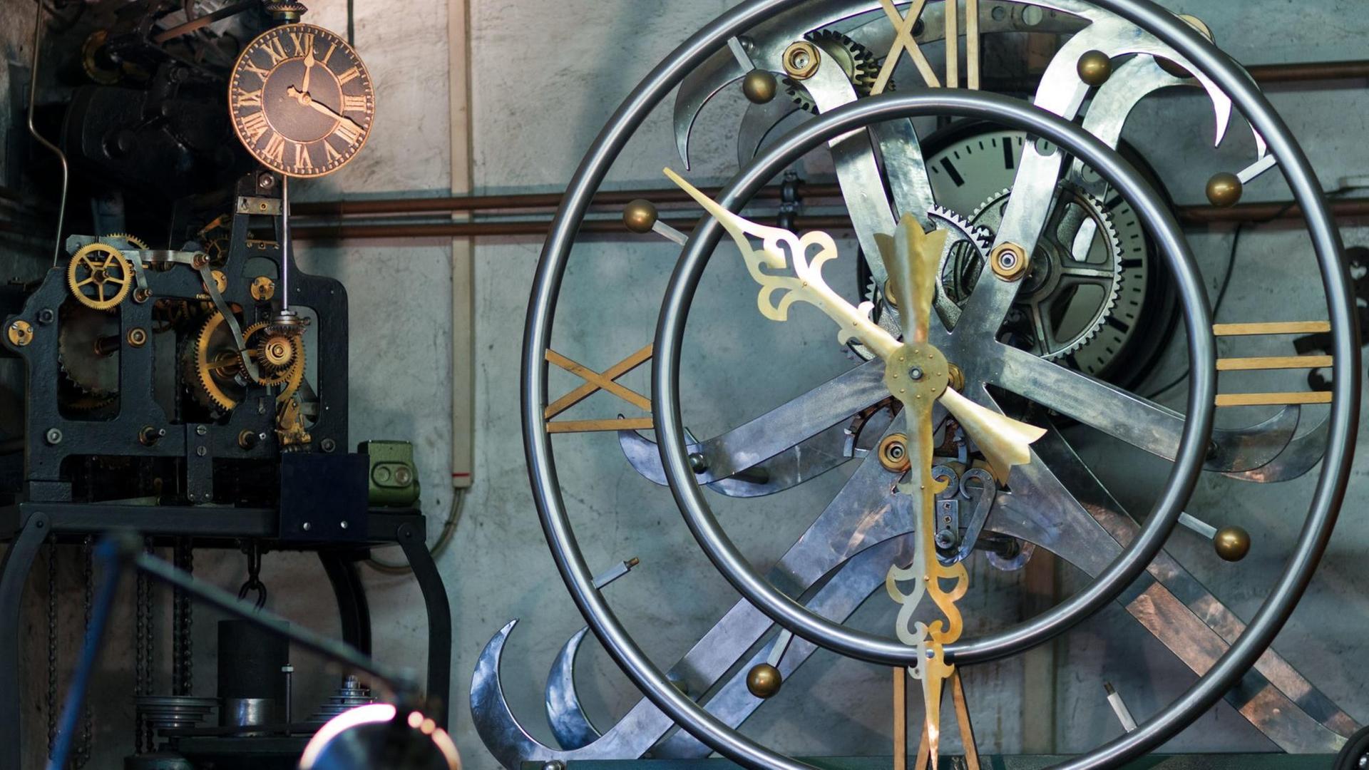 Eine selbst entwickelte Uhr mit halben Zahnrädern ist am 08.03.2012 in der Werkstatt von Helmuth Schmidt im mecklenburgischen Leppin zu sehen. Der gelernte Mechaniker und Uhrenliebhaber entwickelt und baut die merkwürdigesten Zeitmesser. Ein Uhrwerk mit halben Zahnrädern oder eine zehn Zentner schwere, rückwärtslaufende Uhr mit einem beweglichen Ziffernblatt entstanden bisher in der kleinen Werkstatt.